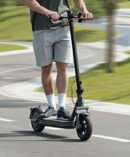 Xiaomi Electric Scooter Elite 400W en montée sur une route inclinée.